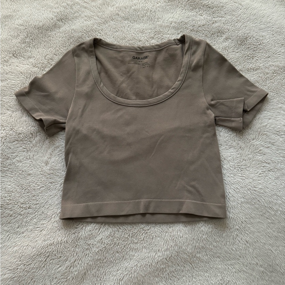 Garage taupe seamless top